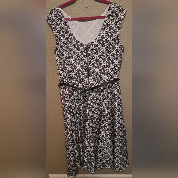 Black&white dress with abstract flower pattern and thin bow belt .  Size 18. - Picture 3 of 5